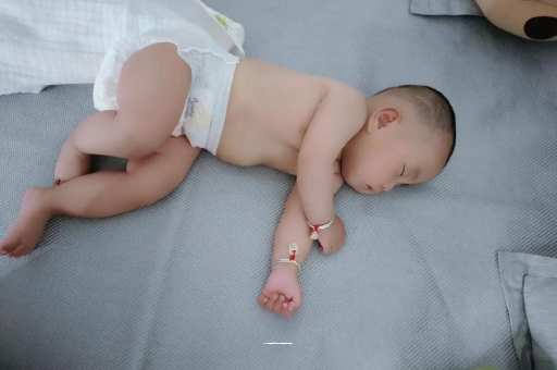 临猗宝宝拍嗝的正确方法